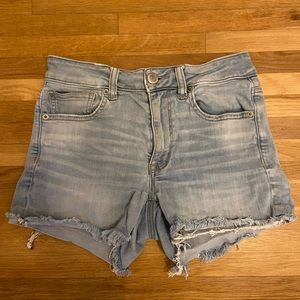 American Eagle Light Wash Super Shortie | Size 6